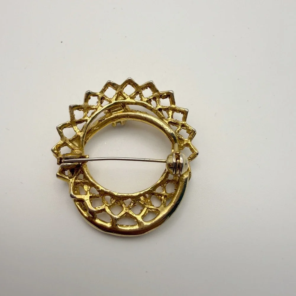 Gold Brooch Filigree Rhinestone Circle Pin‎ Vintage Accessory Old Money Luxury